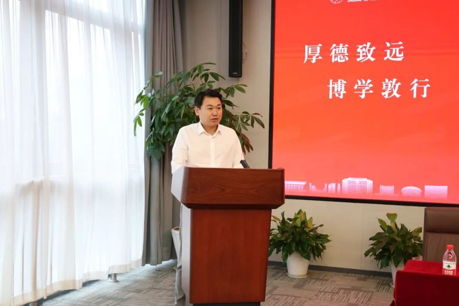 华博特专修学校校长丰庭作为先进教学点代表上台发言